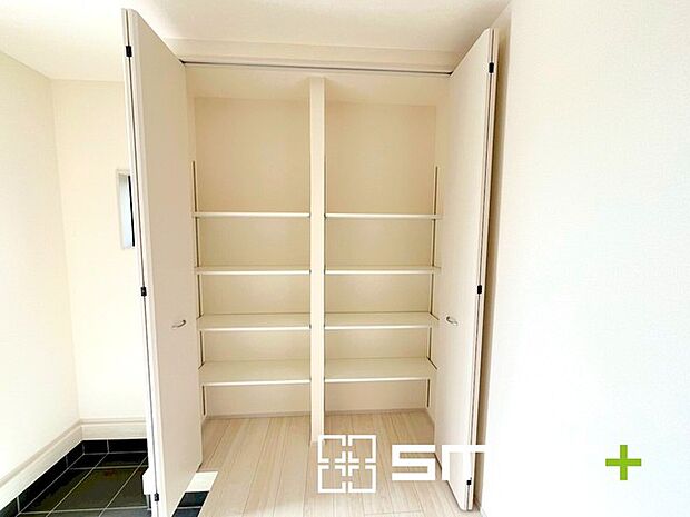 〜たっぷりしまえるシューズボックス〜 ・備え付けのシューズボックスは充分な容量を確保。 ・便利な稼働式の棚で高さや大きさのあるものもスッキリしまえて快適。 