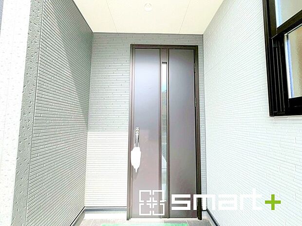 〜穏やかな陽が入る玄関〜 ・窓に加えて玄関ドアのガラス部分からも穏やかな陽が入り、明るい玄関になります。 ・スタイリッシュな玄関ドアがオシャレに見せてくれますね。