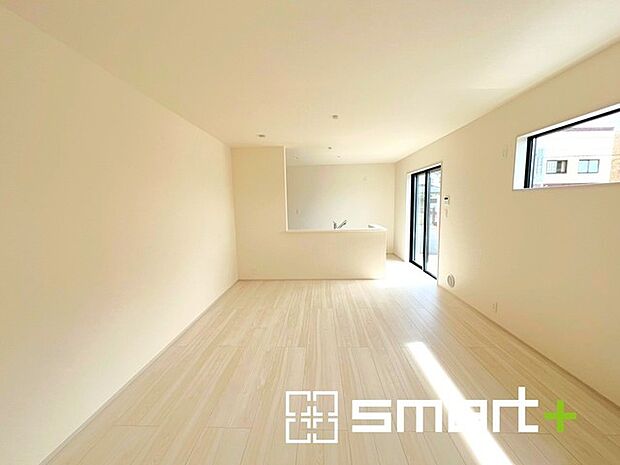 〜日当り良好のLDK〜 ・窓からたっぷりの陽光が差し込む明るいリビングで寛ぎのひと時を。 ・柔らかみのあるナチュラルカラーで、家具やカーテンの色も選びやすいです。