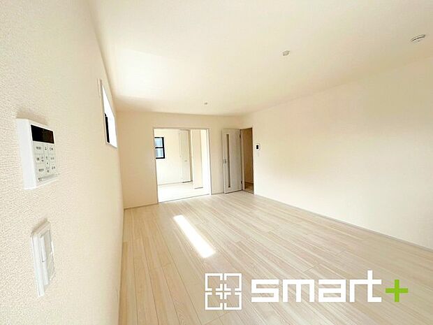 〜家族団らんにピッタリの広々リビング〜 ・穏やかな陽だまりに包まれる居心地の良いLDKは、ご家族が集まる憩いのスペースに。 ・隣接の洋室を続き間として利用すれば20帖超の広々空間になります。