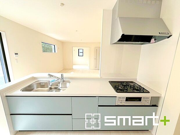 〜人気のカウンターキッチン〜 ・キッチンには余計な柱が無いので、リビングが見渡せ開放感のある造りとなっております。 ・蛇口には浄水器が内蔵されるなど機能面でも優れたキッチンです。