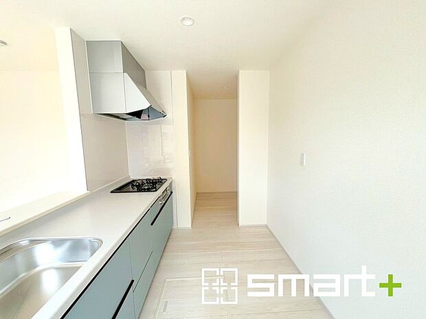 〜使い勝手の良いシステムキッチン〜 ・料理がしやすい設計のキッチンでお料理もはかどりますね。 ・もちろんキッチン下部は収納になっておりますので、フライパンなども収納可能です。 