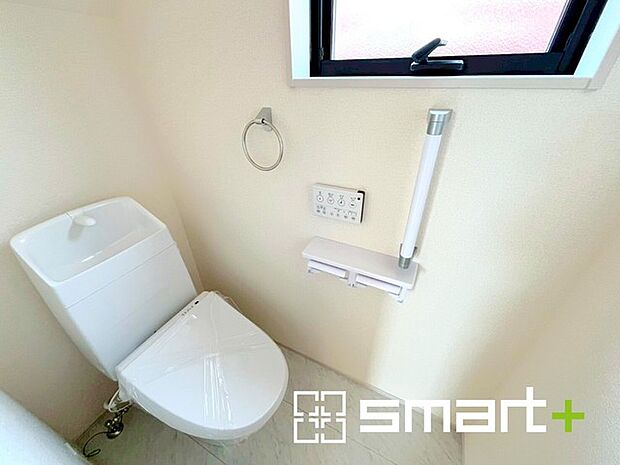 〜窓付きの明るいトイレ〜 ・外からの日差しを取り込むので、昼間は窓からの光で十分ですね。 ・使用後や掃除の際に窓を開ければ、外からの新鮮な空気を取り込み素早く換気ができます。