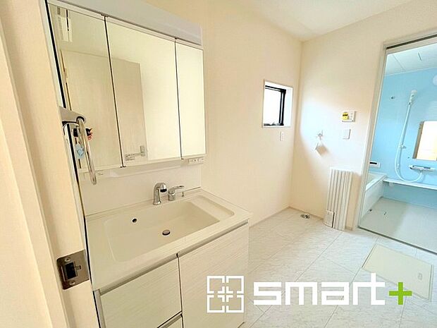 〜人気の三面鏡を採用〜 ・洗面台は三面鏡仕様なので鏡の角度を変える事で頭の後ろの方までご確認可能です。 ・鏡の裏が収納になっておりますので、洗面台周りもスッキリと片付きます。 