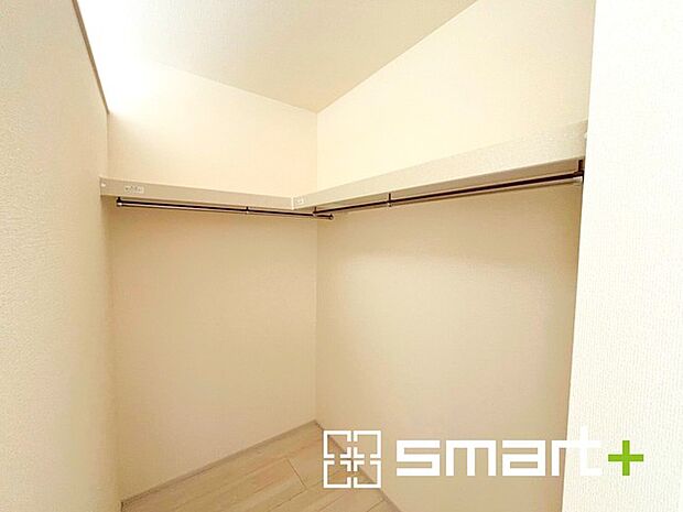 〜ウォークインクローゼット〜 ・衣類をハンガーに掛けたまま収納できるウォークインクローゼットは重宝しますね。 ・季節ものや小物類なども整理整頓しやすく生活空間が広がりますね。