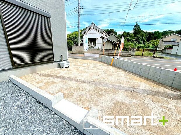 〜お庭もある余裕の敷地〜 ・広々した敷地にはお庭もご用意。お庭があるだけで余裕を感じますね。 ・防草シートや人工芝の敷設などのオプションもお気軽にご相談くださいませ。