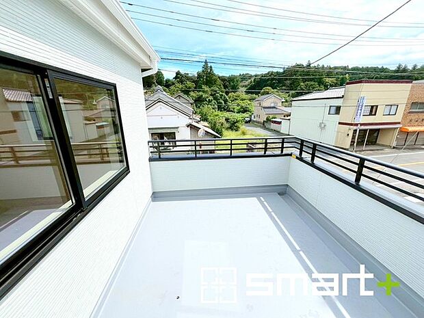 〜奥行きのあるバルコニーを採用〜 ・お客様から意外にご要望が多い「バルコニーの奥行き」。 ・奥行きのあるバルコニーを採用しておりますので、洗濯物も干しやすい造りです。 