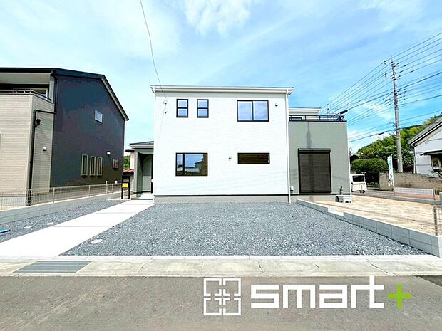 〜ゆとりあるカースペース3台〜 ・セカンドカーや来客時にも困らないカースペース3台。自転車やバイクのおける余裕の広さです。 ・カーポートなどのオプションもお気軽にご相談くださいませ。