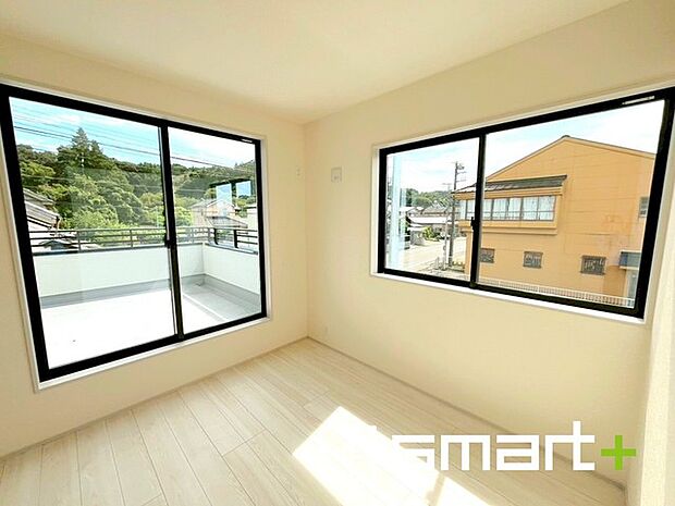 〜WIC付きの洋室〜 ・バルコニー側の大きな窓から穏やかな陽が差し込む明るい洋室はウォークインクローゼット付。 ・ゆとりある広さでご夫婦やご兄弟でもゆったりお過ごしいただけます。