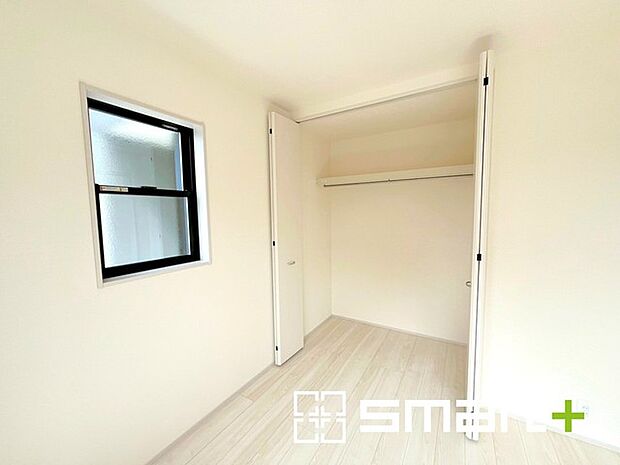 〜収納豊富な洋室〜 ・各居室に備え付けの収納をご用意。タンスなどを置く場合と比べ出っ張らないので部屋の中を有効のご活用いただけます。 ・収納の広さなどぜひ現地でご確認くださいませ。