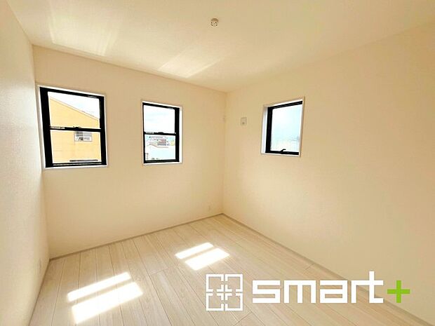 〜自然な風合いの洋室〜 ・ナチュラルな色彩で纏められた洋室は家具のコーディネートもしやすくなっております。 ・どんな家具にするか考えるだけでも楽しくなってきますね。