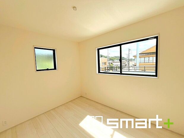 〜2面採光の明るいお部屋〜 ・洋室は2面採光とする事で穏やかな陽の入る明るい空間となっております。 ・くつろぎのプライベート時間を明るい空間で穏やかにお過ごしいただけます。