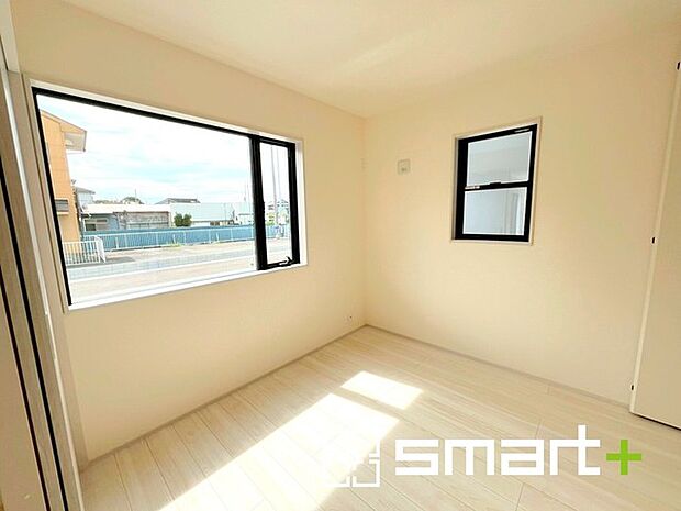 〜リビング横の洋室〜 ・リビング横には開放感をプラスしてくれる洋室。収納スペース付きで寝室にもお使いいただけます。 ・お子様のプレイルームやお昼寝、趣味のお部屋など、用途様々ですね。 