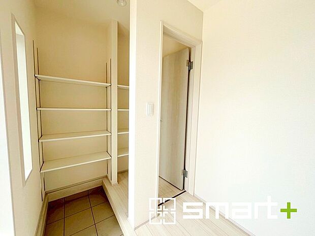 〜シューズインクロークのある玄関〜 ・玄関横にシューズインクロークをご用意。 ・追加の靴置きとしてはもちろん、スキー・ゴルフなど趣味の用具の置場としてもご利用いただけます。