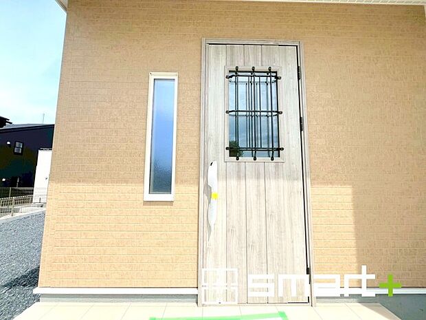 〜デザイン性に優れた玄関〜 ・モダンなデザインの玄関ドアを採用する事でお住まいの「顔」の印象が大きく変わります。 ・毎日帰宅した際に嬉しくなる仕様です。