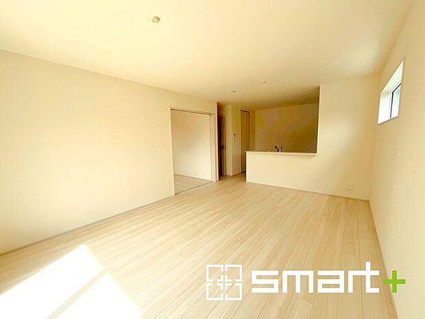 〜穏やかな陽の入るLDK〜 ・大きな窓のあるLDKは陽当りも良好で明るい空間となっております。 ・ご家族団らんなど過ごす時間の多いLDKが明るいのは嬉しいポイントですね。