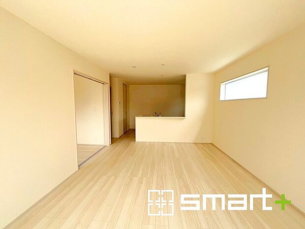 〜家族団らんにピッタリの広々リビング〜 ・穏やかな陽だまりに包まれる居心地の良いLDKは、ご家族が集まる憩いのスペースに。 ・隣接の洋室を続き間として利用すれば21帖の広々空間になります。