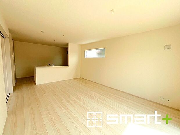 〜日当り良好のLDK〜 ・窓からたっぷりの陽光が差し込む明るいリビングで寛ぎのひと時を。 ・柔らかみのあるナチュラルカラーで、家具やカーテンの色も選びやすいです。