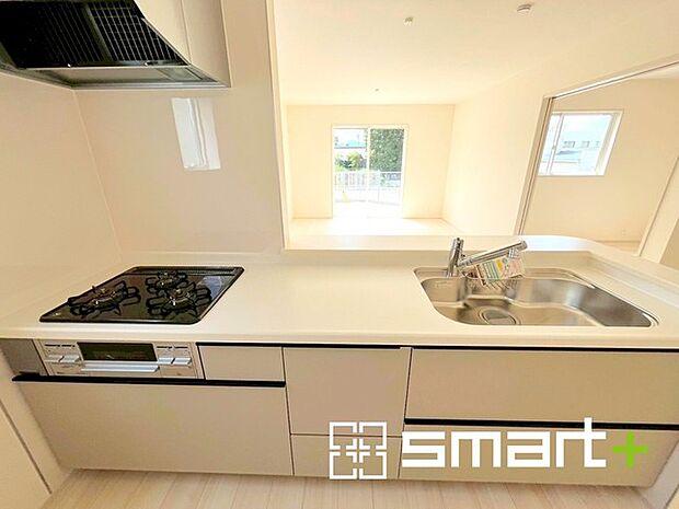 〜人気のカウンターキッチン〜 ・キッチンには余計な柱が無いので、リビングが見渡せ開放感のある造りとなっております。 ・蛇口には浄水器が内蔵されるなど機能面でも優れたキッチンです。