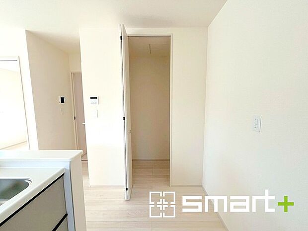 〜パントリーのあるお住まい〜 ・キッチン横にパントリー(食糧庫)をご用意。買い溜めした食材などはもちろん、ティッシュなどの置場としてもご利用いただけます。 ・ぜひ現地でご確認くださいませ。