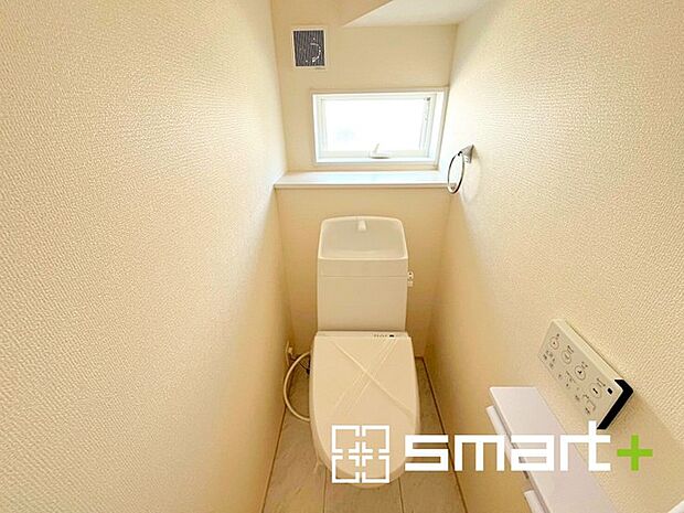 〜窓付きの明るいトイレ〜 ・清潔感あるシャワートイレ。窓があるので換気もしやすく快適ですね。 ・背面にある棚はトイレットペーパーなどの置き場や飾り棚としても利用できますね。