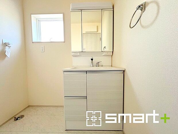 〜明るい洗面スペース〜 ・窓から明るい陽が入り、気持ちよく朝の支度ができますね。 ・使い勝手の良い三面鏡タイプのシャワー付き洗面化粧台。鏡の裏に収納があるので洗面台周りもスッキリ。