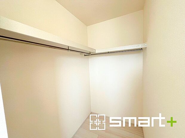 〜ウォークインクローゼット〜 ・衣類をハンガーに掛けたまま収納できるウォークインクローゼットは重宝しますね。 ・季節ものや小物類なども整理整頓しやすく生活空間が広がりますね。