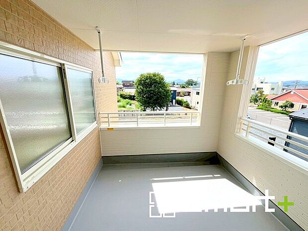 〜屋根付きのバルコニー〜 ・バルコニーは屋根付きなので急な雨でも安心です。 ・奥行きもあるので洗濯物が干しやすいのも嬉しいポイントですね。