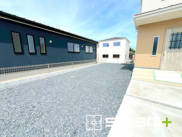 〜ゆとりあるカースペース3台〜 ・セカンドカーや来客時にも困らないカースペース3台。自転車やバイクのおける余裕の広さです。 ・カーポートなどのオプションもお気軽にご相談くださいませ。 