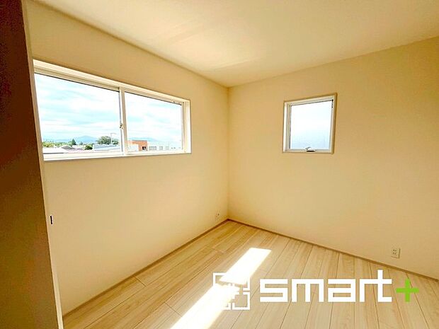 〜2面採光の明るいお部屋〜 ・洋室は2面採光とする事で穏やかな陽の入る明るい空間となっております。 ・くつろぎのプライベート時間を明るい空間で穏やかにお過ごしいただけます。