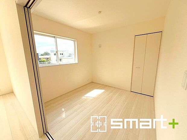 〜リビング横の洋室〜 ・リビング横には開放感をプラスしてくれる洋室。収納スペース付きで寝室にもお使いいただけます。 ・お子様のプレイルームやお昼寝、趣味のお部屋など、用途様々ですね。 