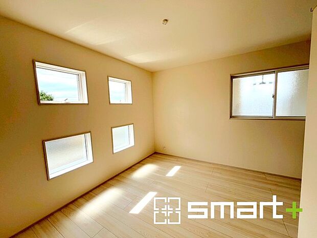 〜ＷＩＣ付きの洋室〜 ・バルコニー側の大きな窓から穏やかな陽が差し込む明るい洋室はウォークインクローゼット付。 ・ゆとりある広さでご夫婦やご兄弟でもゆったりお過ごしいただけます。 