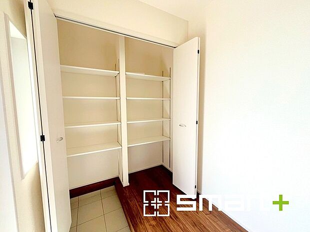 〜たっぷりしまえるシューズボックス〜 ・備え付けのシューズボックスは充分な容量を確保。 ・便利な稼働式の棚で高さや大きさのあるものもスッキリしまえて快適。