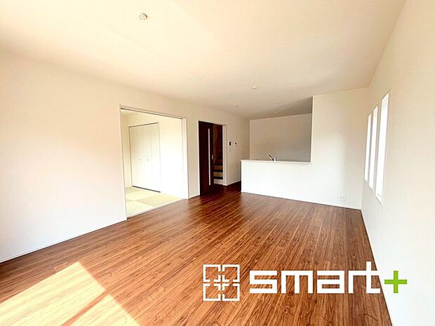 〜家族団らんにピッタリの広々リビング〜 ・穏やかな陽だまりに包まれる居心地の良いLDKは、ご家族が集まる憩いのスペースに。 ・隣接の和室を続き間として利用すれば20.5帖の広々空間になります。