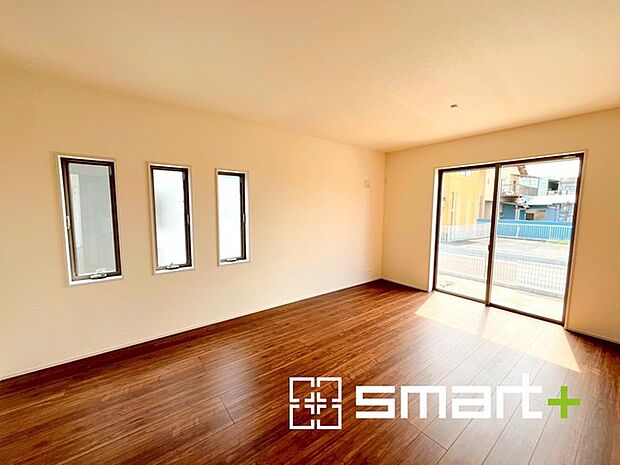 〜穏やかな陽の入るLDK〜 ・大きな窓のあるLDKは陽当りも良好で明るい空間となっております。 ・ご家族団らんなど過ごす時間の多いLDKが明るいのは嬉しいポイントですね。