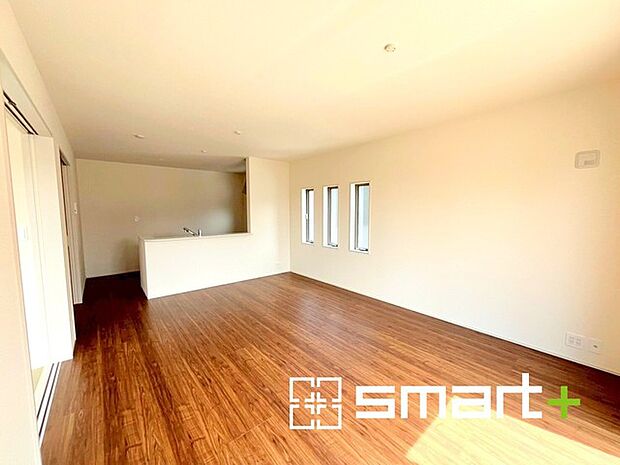 〜日当り良好のLDK〜 ・たくさんの窓からたっぷりの陽光が差し込む明るいリビングで寛ぎのひと時を。 ・出来立てのお料理を運ぶのにも、食器の後片付けもラクラクなカウンターキッチン。