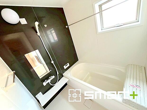 〜浴室乾燥機付きの浴室〜 ・浴室には乾燥機が付いているので雨の日でも洗濯物を干すことが可能です。 ・水はけの良い床材など機能面も充実。マイクロバルなどオプションもご相談くださいませ。