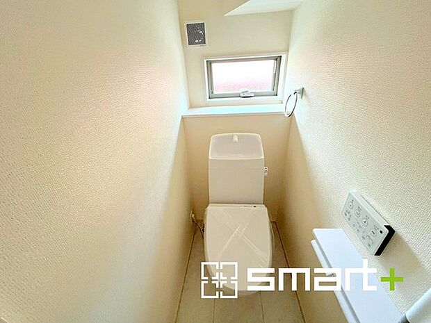 〜窓付きの明るいトイレ〜 ・清潔感あるシャワートイレ。窓があるので換気もしやすく快適ですね。 ・背面にある棚はトイレットペーパーなどの置き場や飾り棚としても利用できますね。