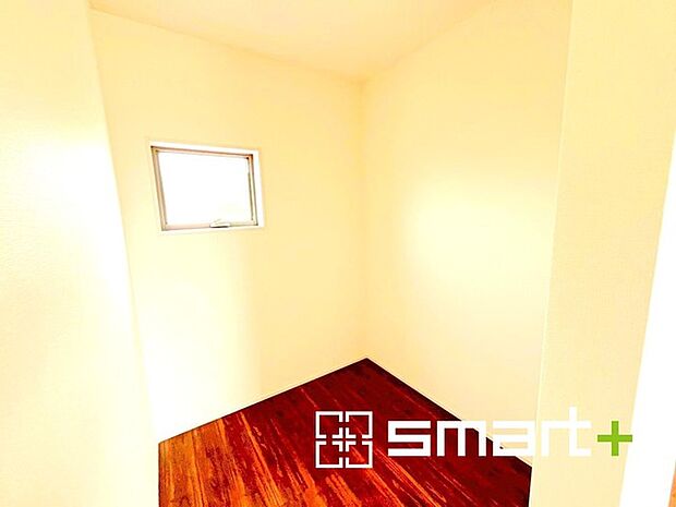 〜広々した「納戸」をご用意〜 ・収納としてはもちろん、テレワークスペースとしてもご利用可能な納戸をご用意。 ・窓もあるので換気ができて快適。