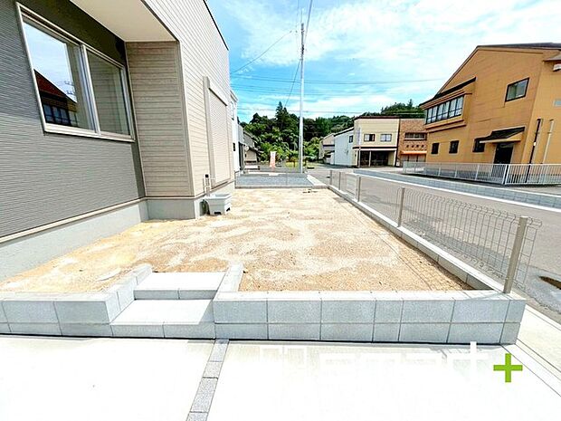 〜お庭もある余裕の敷地〜 ・広々した敷地にはお庭もご用意。お庭があるだけで余裕を感じますね。 ・防草シートや人工芝の敷設などのオプションもお気軽にご相談くださいませ。