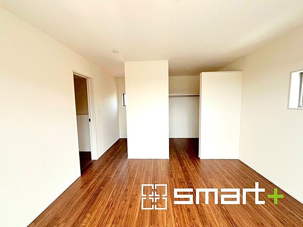 〜WIC付きの洋室〜 ・バルコニー側の大きな窓から穏やかな陽が差し込む明るい洋室はウォークインクローゼット付。 ・ゆとりある広さでご夫婦やご兄弟でもゆったりお過ごしいただけます。