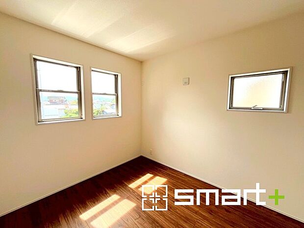 〜2面採光の明るいお部屋〜 ・洋室は2面採光とする事で穏やかな陽の入る明るい空間となっております。 ・くつろぎのプライベート時間を明るい空間で穏やかにお過ごしいただけます。