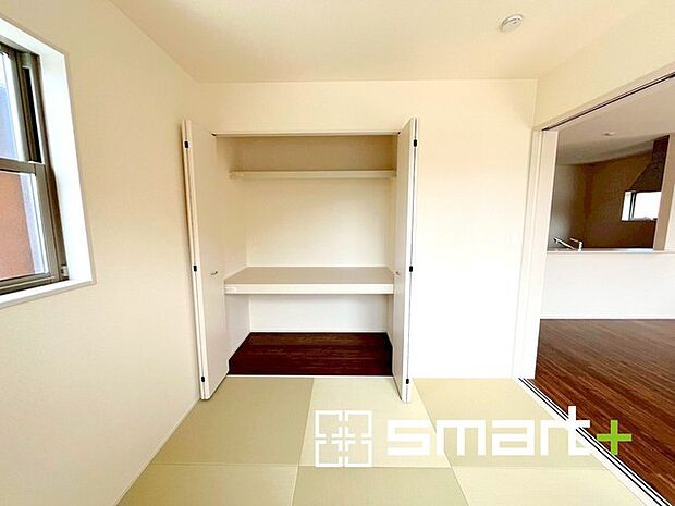 〜リビング横の和室〜 ・リビング横には開放感をプラスしてくれる和室付。モダンな洋風タイプでオシャレ感アップ。 ・お子様のプレイルームやお昼寝など、用途様々ですね。