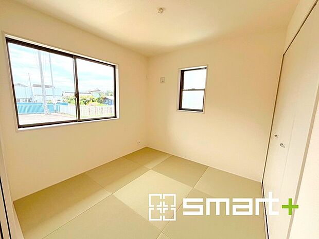 〜2面採光の明るい和室〜 ・和室は2面採光とする事で穏やかな陽の入る明るい空間となっております。 ・癒しの和室は収納付きでお布団などもしまえて便利。やはり畳の香りは心が落ち着きますね。