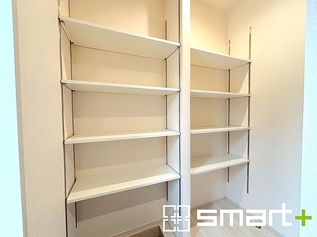 〜収納スペース充実〜 ・広々とした玄関はシューズインクローク付。 ・便利な稼働式の棚で大きさのあるものもスッキリしまえて快適。 