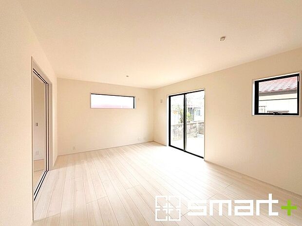 〜日当り良好のＬＤＫ〜 ・たくさんの窓からたっぷりの陽光が差し込む明るいリビングで寛ぎのひと時を。 ・柔らかみのあるナチュラルカラーで、家具やカーテンの色も選びやすいです。