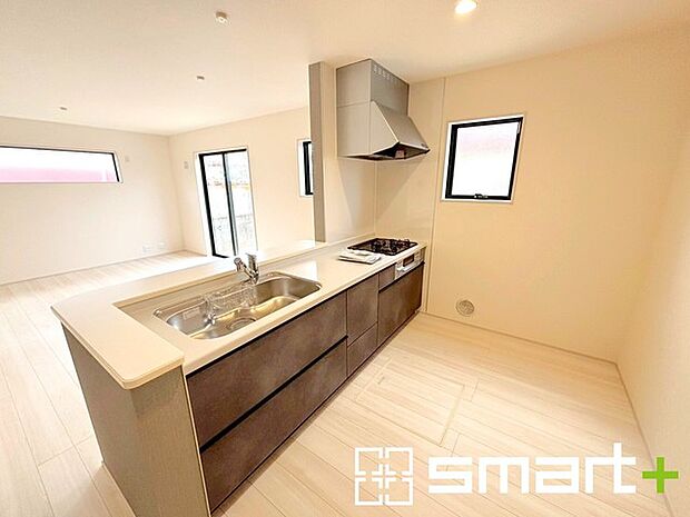 〜使い勝手の良いシステムキッチン〜 ・料理がしやすい設計のキッチンでお料理もはかどりますね。 ・もちろんキッチン下部は収納になっておりますので、フライパンなども収納可能です。 