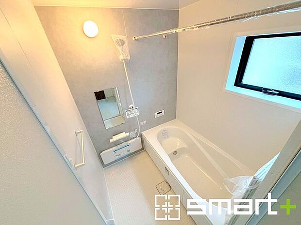 〜浴室乾燥機付きの浴室〜 ・浴室には乾燥機が付いているので雨の日でも洗濯物を干すことが可能です。 ・水はけの良い床材など機能面も充実。マイクロバルなどオプションもご相談くださいませ。 