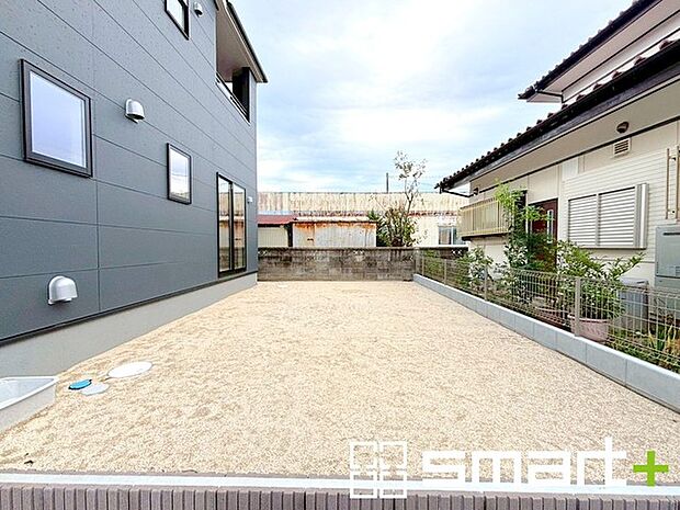 〜広々したお庭のある邸宅〜 ・余裕の敷地には広いお庭もご用意。 ・ガーデニングや安らぎの空間として、倉庫を置いたりと様々な活用が可能です。 ・人工芝の敷設などもお気軽にご相談くださいませ。 