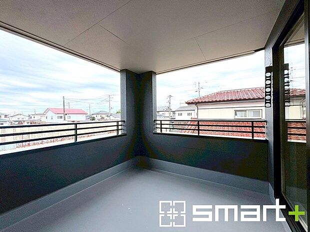 〜屋根付きのバルコニー〜 ・バルコニーは屋根付きなので急な雨でも安心です。 ・奥行きもあるので洗濯物が干しやすいのも嬉しいポイントですね。 